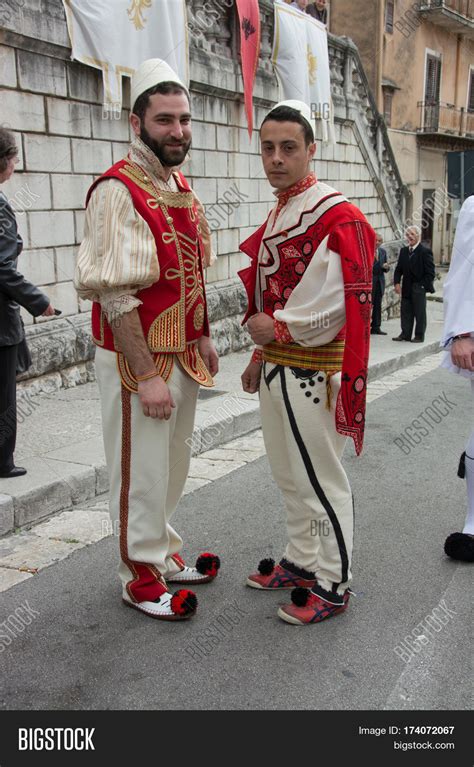 traditional clothing in sicilian.